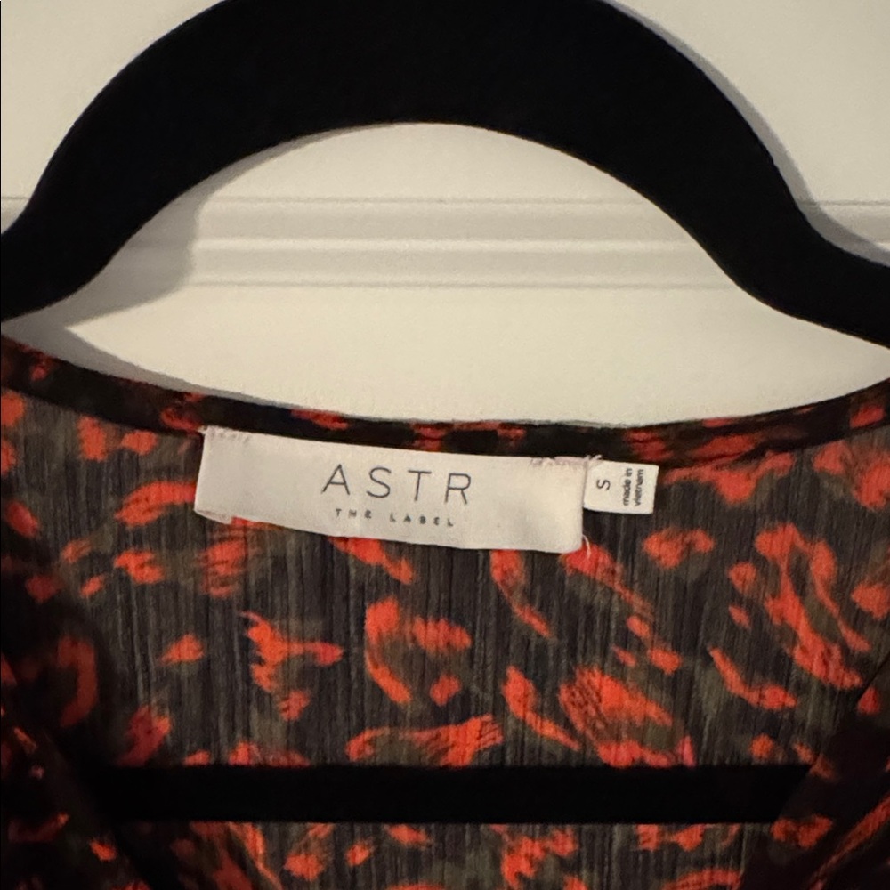 ASTR the Label Leopard Print Faux Wrap - Peplum Top - Picture 2 of 4